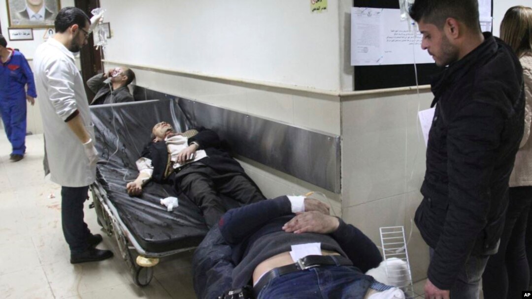 En esta foto divulgada por la agencia oficial de noticias siria SANA, hombres sirios heridos esperan recibir tratamiento médico después de ser heridos en un ataque suicida en Damasco, Siria, el miércoles, 15 de marzo, de 2017.