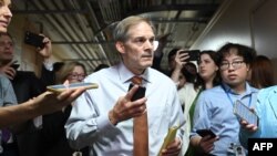 El representante republicano Jim Jordan, de Ohio, habla con la prensa en el Capitolio de EEUU, en Washington DC, el 4 de octubre de 2023.