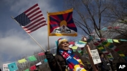 A Free Tibet supporter protests outside the White House in Washington in view of the upcoming visit of Chinese Vice President Xi Jinping, the country's likely next ruler, to White House, February 12, 2012.