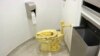 Toilet 18 karat, berjudul "Amerika," oleh Maurizio Cattelan di kamar kecil Museum Solomon R. Guggenheim di New York, 16 September 2016. (Foto: AP)