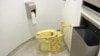 Toilet 18 karat, berjudul "Amerika," oleh Maurizio Cattelan di kamar kecil Museum Solomon R. Guggenheim di New York, 16 September 2016. (Foto: AP)