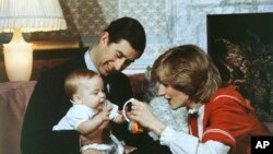 Принцесса Диана с принцем Чарльзом и маленьким принцем Уильямом. Лондон, 1982 год.