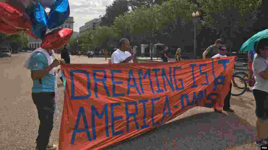 &quot;Estados Unidos es soñar&quot;, dice la manta.