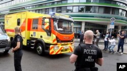 An ambulance which is believed to transport Alexei Navalny arrives at the Charite hospital in Berlin, Germany, Aug.22, 2020. 