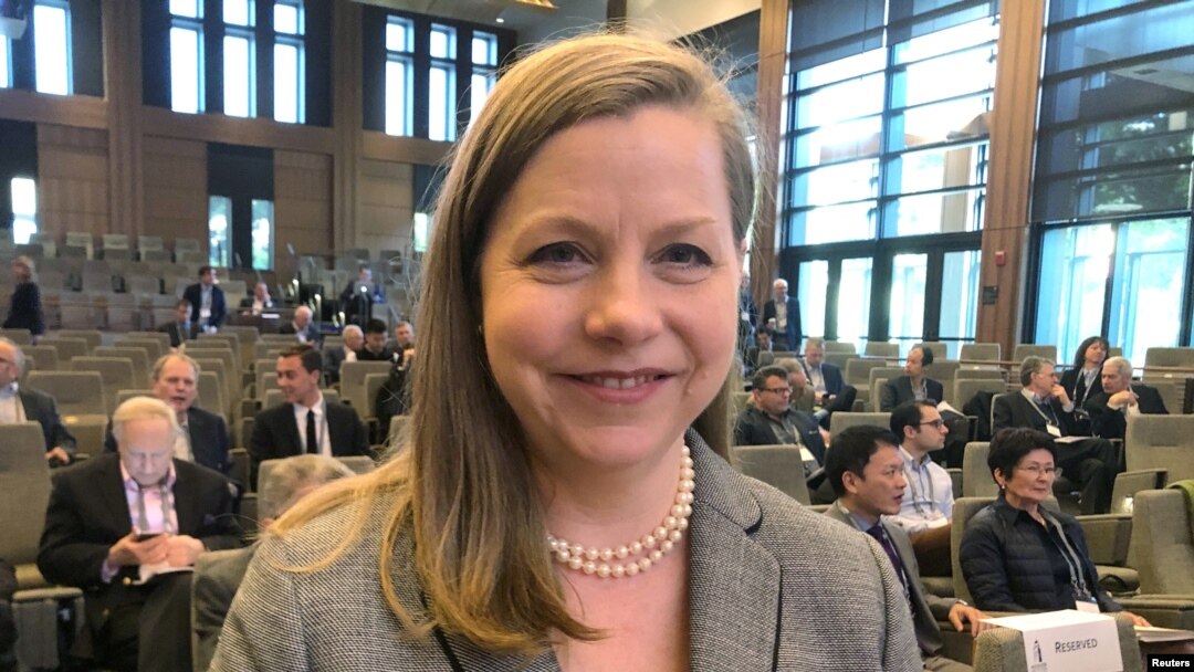 ARCHIVO - La gobernadora de la Reserva Federal de Estados Unidos, Michelle Bowman, captada en una conferencia sobre política monetaria en la Hoover Institution en Palo Alto, California, Estados Unidos, el 3 de mayo de 2019.
