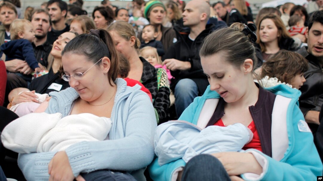 Kaum ibu memberikan ASI untuk bayi-bayinya selama peristiwa pemberian ASI di seluruh dunia (Foto: AP Photo/Thibault Camus)