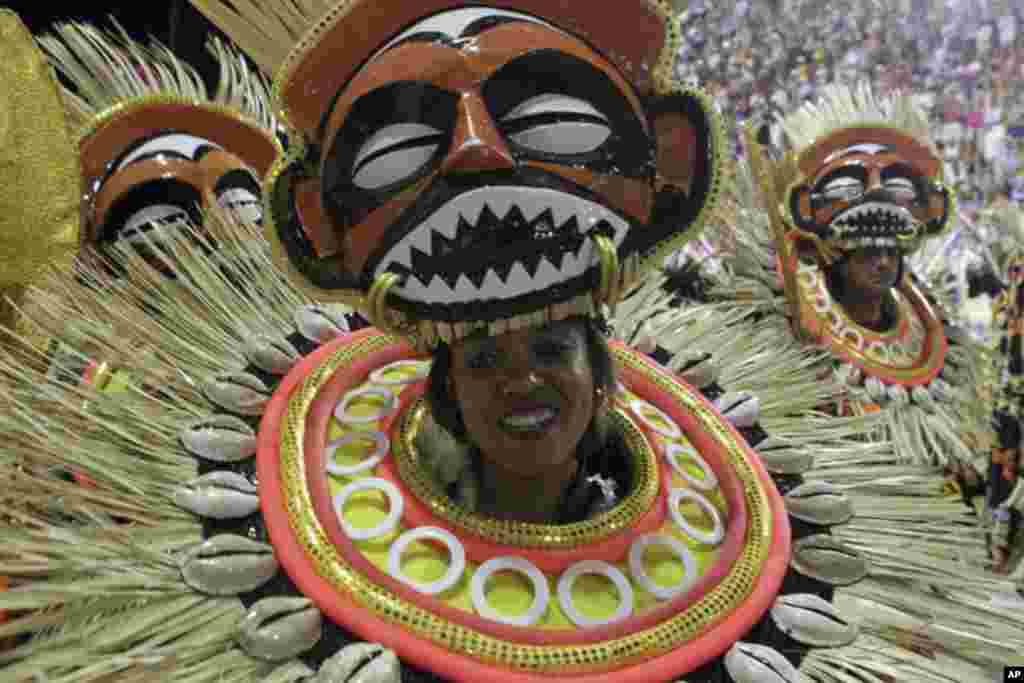 Desfile da Escola de Samba Vila Isabel no Carnaval do Rio, domingo à noite. O enredo prestou homenagem à cultura, história, fauna e flora de Angola.