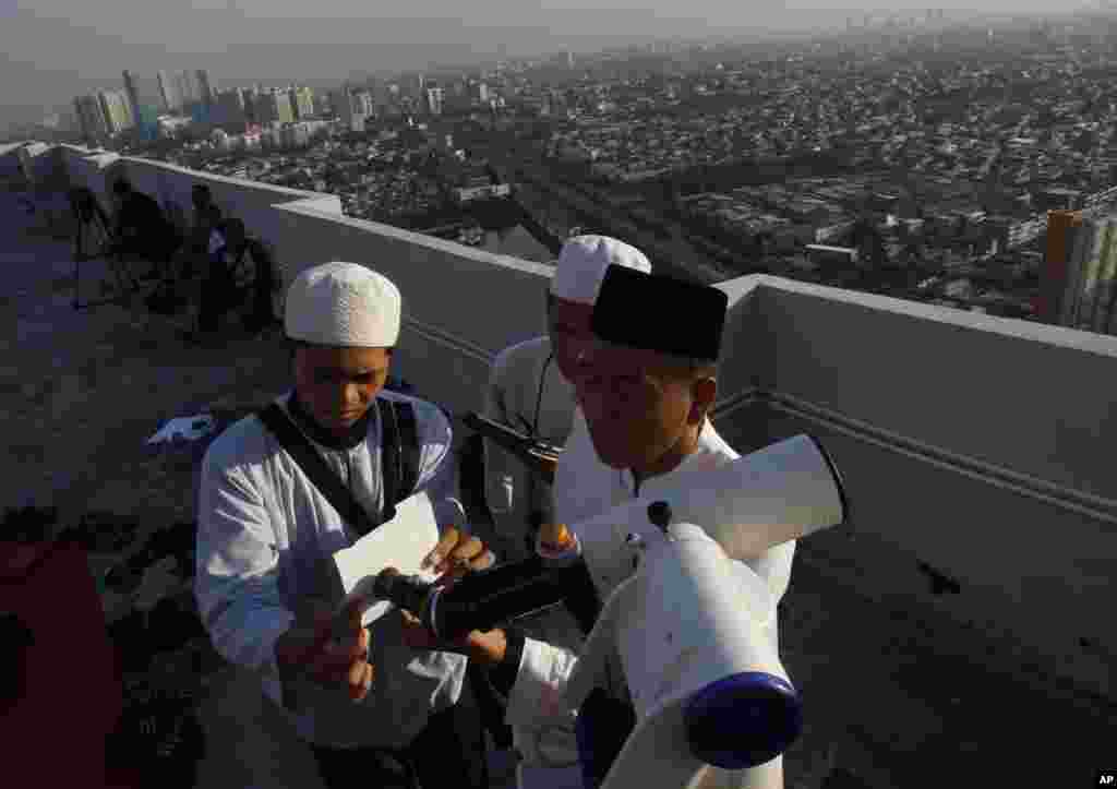 Muslim clerics scan the horizon for the crescent moon that will determine the beginning of the holy fasting month of Ramadan, in Jakarta, Indonesia, July 8, 2013. 