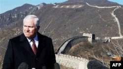 Bộ trưởng Quốc phòng Hoa Kỳ Robert Gates phát biểu với các phóng viên tại Vạn Lý Trường Thành