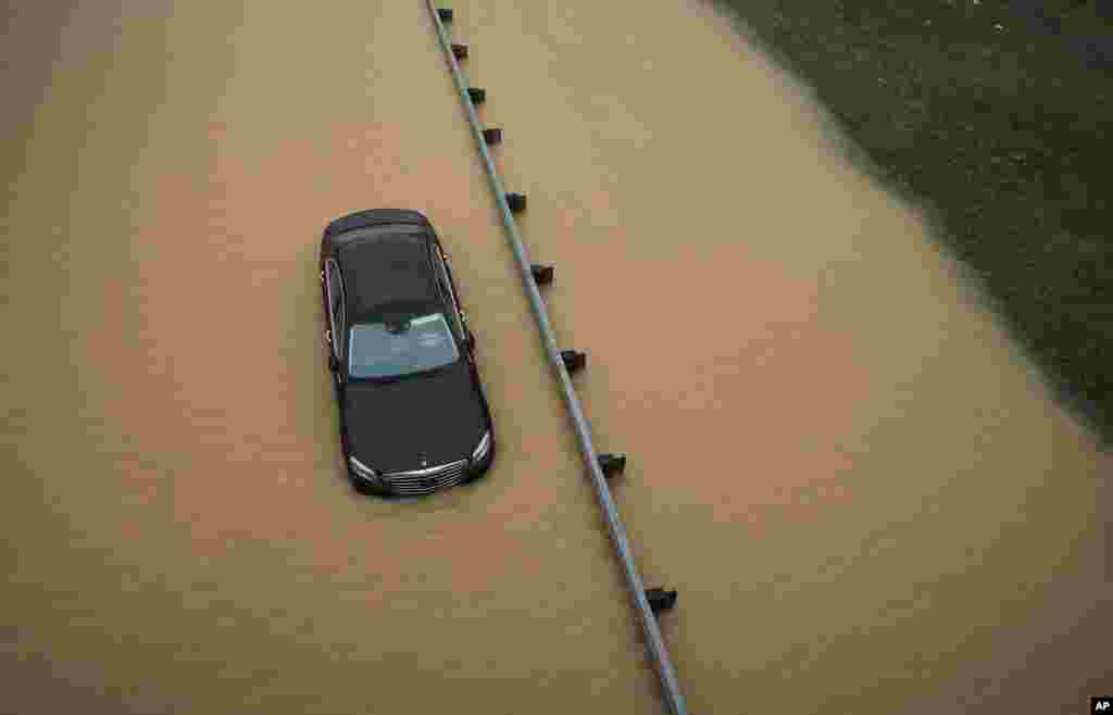 Submerged roads and houses are seen after several days of heavy rain led to flooding, in an aerial view over Union, Missouri, USA, Dec. 29, 2015.