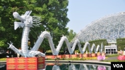 A dragon made of thousands of plates, cups and spoons, hand-tied together with string, at the Missouri Botanical Garden's Chinese Lantern Festival. (V. LaCapra/VOA) 