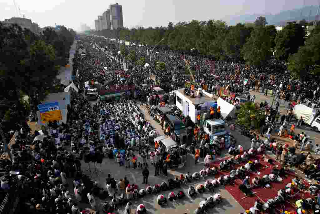 Thousands of supporters of Tahir-ul-Qadri participate in an anti-government rally in Islamabad, Pakistan, January 16, 2013.