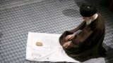 آیت الله علی خامنه ای همزمان با تنش ها بین ایران و عربستان سکوت کرده است.<br />
دو روز پیش و بعد از اعدام شیخ نمر توسط عربستان، آقای خامنه ای در اظهاراتی تاکید کرد&quot;بدون تردید، دست انتقام الهی، گریبان سیاستمداران سعودی را خواهد گرفت&quot;.<br />
بعد از این اظهارات تجمع مقابل سفارت عربستان صورت گرفت که به قطع رابطه عربستان با ایران منجر شد. با اینکه امروز آقای خامنه ای با ائمه جمعه دیدار داشت، اما اشاره ای به تنش ایران و عربستان نکرد.<br />
عکس از سایت leader.ir