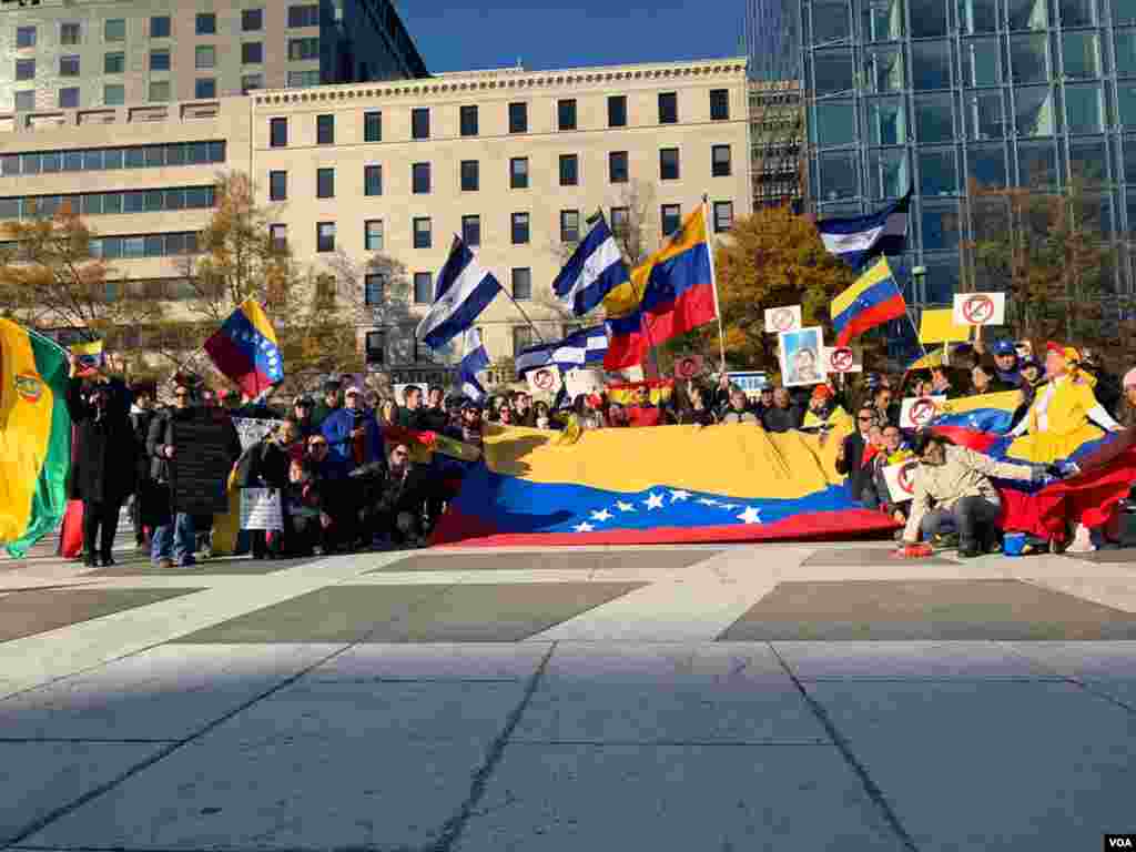 Venezolanos se reunieron en la Plaza Freedom, en Pensilvania Ave., Washington DC, para protestar contra el presidente en disputa, Nicolás Maduro. Foto: Sofía Pissani / VOA.