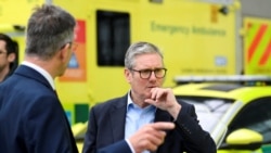 FILE: Perdana Menteri Inggris Keir Starmer di luar pusat layanan ambulans London, di London, Inggris, 21 Oktober 2024. (Jaimi Joy/REUTERS)