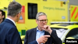 FILE: Perdana Menteri Inggris Keir Starmer di luar pusat layanan ambulans London, di London, Inggris, 21 Oktober 2024. (Jaimi Joy/REUTERS)