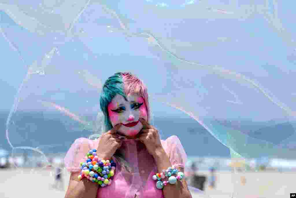 미국 캘리포니아주 산타모니카해변에서 메이크업아티스트 스테파니 베리 씨가 대형 비누방울 앞에서 포즈를 취했다.