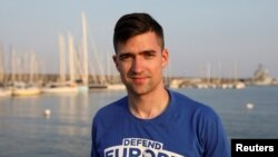 Martin Sellner, ketua kelompok nasionalis kulit putih "Identitarian Movement Austria", di pelabuhan Catania, Italia, 19 Juli 2017. (Foto: dok).