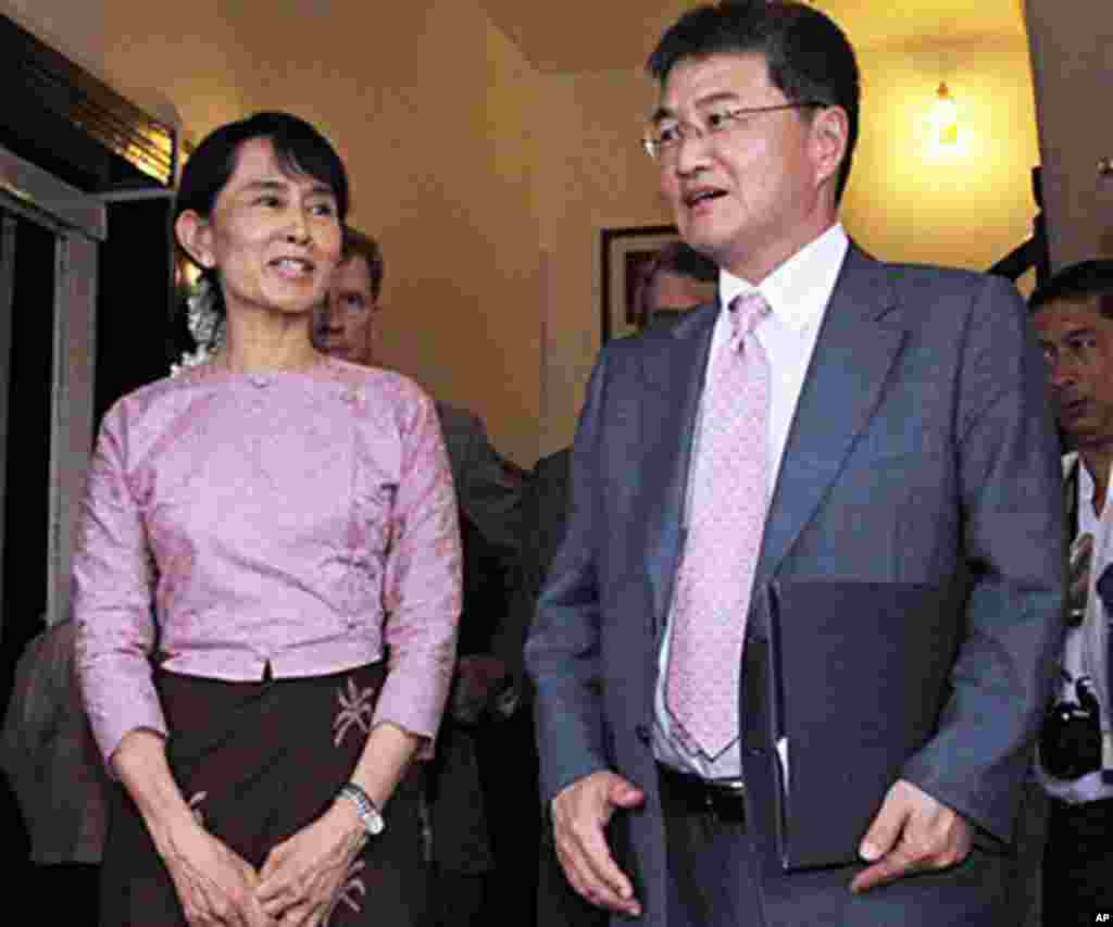 မြန်မာ့ဒီမိုကရေစီခေါင်းဆောင် ဒေါ်အောင်ဆန်းစုကြည်နှင့် အမေရိကန် ဒု-လက်ထောက် နိုင်ငံခြားရေးဝန်ကြီး မစ္စတာ ဂျိုးဇက် ယွန်းတို့ တွေ့ဆုံစဉ်။ မေ ၁၉၊ ၂၀၁၁။