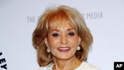 ARCHIVO - Barbara Walters a su llegada a una mesa redonda con los conductores del programa 'The View', de la televisora ABC, en el Paley Center for Media, el 9 de abril de 2008, en Nueva York.