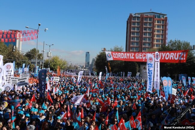 TÜRK-İŞ tarafından düzenlenen mitinge katılanlar pankartlar ve Türk bayrakları taşıdı.