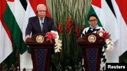 Menlu Palestina Riyad al-Maliki (kiri) dan Menlu Retno Marsudi dalam konferensi pers bersama di kantor Kemlu RI di Jakarta (foto: dok).