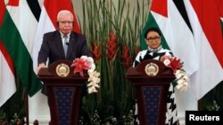 Menlu Palestina Riyad al-Maliki (kiri) dan Menlu RI Retno Marsudi dalam konferensi pers bersama di kantor Kemlu RI di Jakarta, Selasa (16/10). 