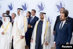 Presiden Uni Arab Emirat Sheikh Mohamed bin Zayed Al Nahyan (kedua dari kanan), Presiden Siprus Nikos Christodoulides, Emir Qatar Sheikh Tamim, dan Raja Bahrain Hamad bin Isa Al Khalifa di Kairo, 21 Oktober 2023. (Foto: UAE Presidential Court/Abdulla Al Neyadi via REUTERS)