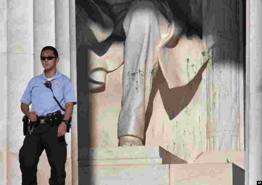 Un agente de la Policía de Parques de Estados Unidos de guardia junto al monumento Abraham Lincoln, en Washington, este viernes, luego de que un visitante manchara la estatua con pintura verde.