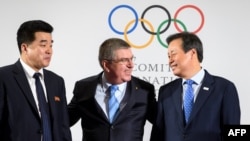 國際奧委會主席巴哈(中)1月20日與北韓體育及奧運負責人(左)南韓代表(右)