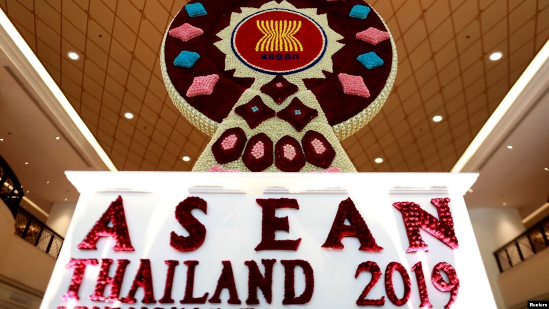Logo ASEAN dari karangan bunga menjelang KTT ASEAN di Bangkok, Thailand, 19 Juni 2019. (Foto: Reuters)