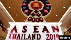 Logo ASEAN dari karangan bunga menjelang KTT ASEAN di Bangkok, Thailand, 19 Juni 2019. (Foto: Reuters)