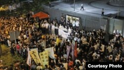 港人在政府总部外抗议DQ民主派议员 (苹果日报图片)