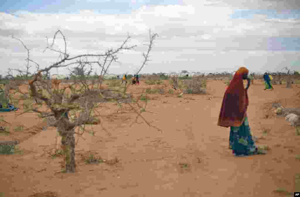 Somali women walk on the outskirt of UNHCR's Ifo Extension camp set outside Dadaab, Eastern Kenya, 100 kms (60 miles) from the Somali border, August 5, 2011. (AP)