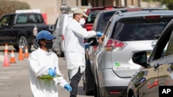 19일 미국 텍사스주 휴스턴의 한 병원 주차장에서 신종 코로나바이러스 드라이브 스루 검사가 진행되고 있다.