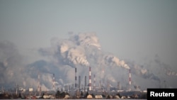 러시아의 중앙아시아 지역 옴스크에 있는 정유 시설 굴뚝에서 연기가 피어오르고 있다. (자료사진)