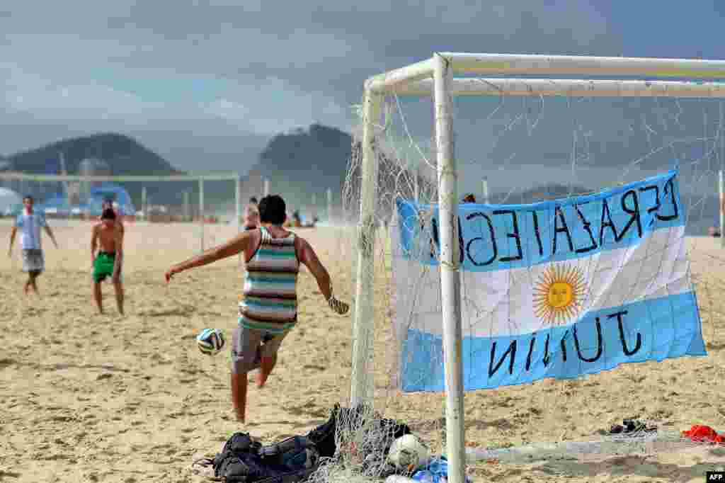 Para penggemar tim Argentina bermain sepak bola di pantai Copacabana di Rio de Janeiro, Brazil, dua hari sebelum final FIFA Piala Dunia 2014 antara Jerman dan Argentina. &nbsp;