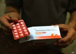 Una química exhibe tabletas de hidroxicloroquina en Nueva Delhi, India, el 9 de abril de 2020.