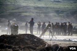 Iraqi Federal Police prepare mortars to fire at IS positions in Mosul, Iraq, Feb. 26, 2017. (H. Murdock/VOA)