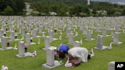 현충일인 지난 5일 서울 국립현충원의 한국전 전사자 묘역을 추모객들이 방문했다. (자료사진)