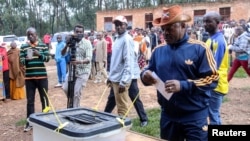 Burundi President Pierre Nkurunziza casts his ballot at a polling center during the constitutional amendment referendum at School Ecofo de Buye in Mwumba commune in Ngozi province, northern Burundi, May 17, 2018. 