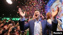 Ukrainian presidential candidate Volodymyr Zelenskiy reacts following the announcement of the first exit poll in a presidential election at his campaign headquarters in Kyiv, April 21, 2019. 