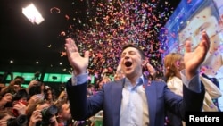 볼로디미르 젤렌스키 우크라이나 대선 후보가 21일 대선 결선투표 출구조사에서 페트로 포로셴코 현 대통령을 크게 앞선 후 환호하고 있다. 