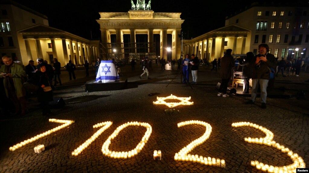Người dân tưởng niệm các nạn nhân trong cuộc tấn công của Hamas ngày 7 tháng 10 trước cổng Brandenburg, tại Berlin, Đức, ngày 7 tháng 11 năm 2023.