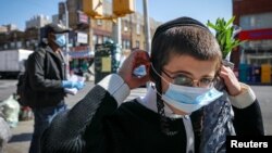 紐約布魯克林區爆發新冠疫情，一名猶太少年戴上口罩。