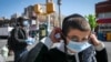 နယူးယောက်မြို့မှာ နှာခေါင်းစည်းတပ် သွားလာနေကြသူများ။ (အောက်တိုဘာ ၉၊ ၂၀၂၀)