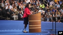 Тэмми Дакворт, ветеран войны в Ираке, выступает на Национальном съезде демократической партии летом 2012-го годаtammy
