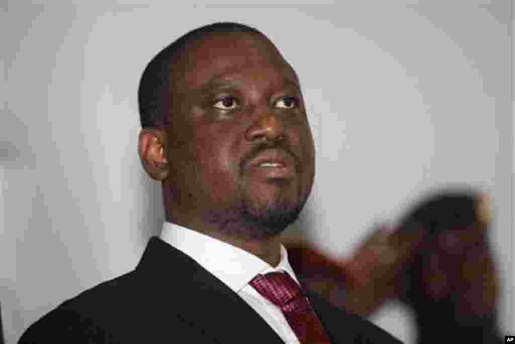 LUNDI. Le mandat contre Guillaume Soro ne sera pas relancé au Burkina Faso. Ouagadougou opte désormais pour la dénonciation, un acte qui consiste à exposer les faits aux autorités judiciaires ivoiriennes et demander que celles-ci engagent des procédures contre Soro. Information donnée par Alioune Zanré, le nouveau commissaire du gouvernement près le tribunal militaire. Lire la suite ici.