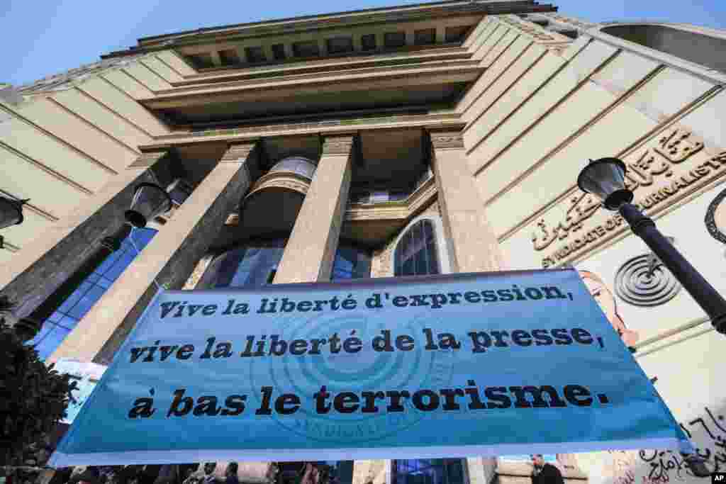 Um cartaz à porta do sindicato dos jornalistas no Cairo, capital do Egipto com as palavras de ordem: Viva a liberdade de expressão; Viva a liberdade de imprensa; Abaixo o terrorismo Jan 2015