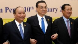 Thủ tướng Trung Quốc Lý Khắc Cường (giữa) cùng Thủ tướng Việt Nam Nguyễn Xuân Phúc (trái) và Thủ tướng Campuchia Hun Sen tham dự cuộc họp Hợp tác Lan Thương-Mekong lần 2 tại Phnom Penh tháng 10/2018.